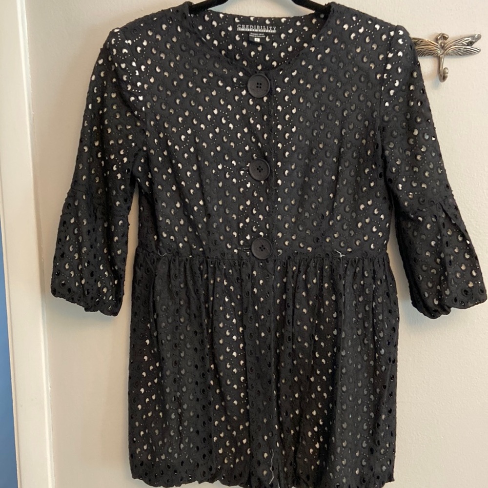 Black top white lining shoulder pads